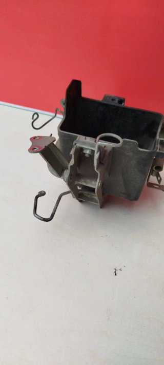 -Honda Visión. Araña y soporte bateria
