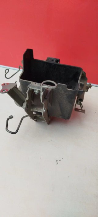 -Honda Visión. Araña y soporte bateria
