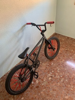 Bicicleta BMX Freestyle Negra y Roja