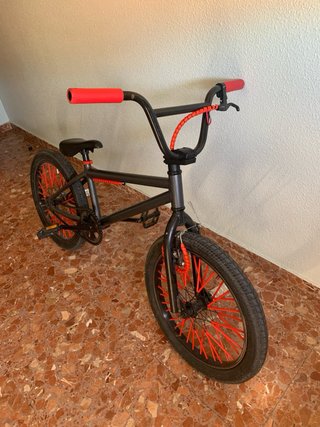 Bicicleta BMX Freestyle Negra y Roja