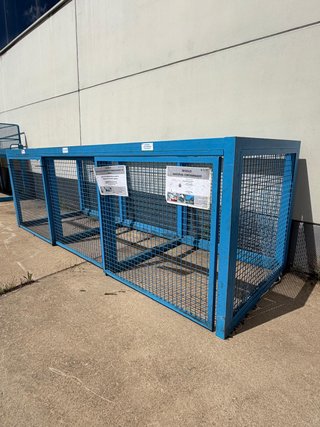 Cerramiento metálico con puertas correderas.