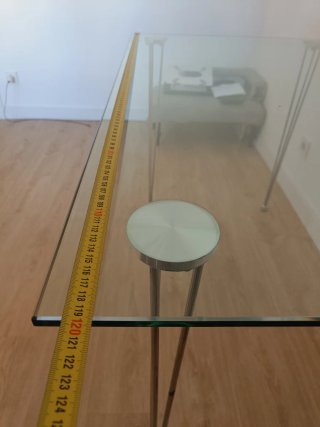 Mesa de cristal con patas metálicas