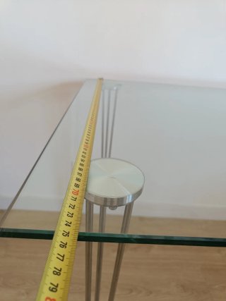 Mesa de cristal con patas metálicas