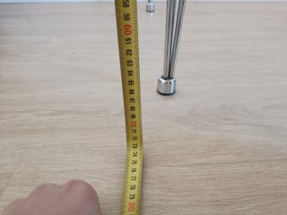 Mesa de cristal con patas metálicas