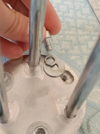 Mesa de cristal con patas metálicas