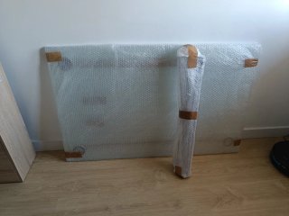 Mesa de cristal con patas metálicas