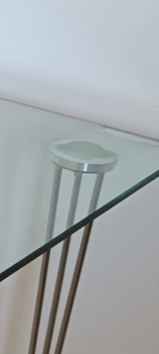 Mesa de cristal con patas metálicas