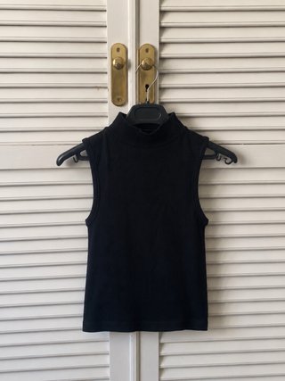 Top negro cuello alto Stradivarius