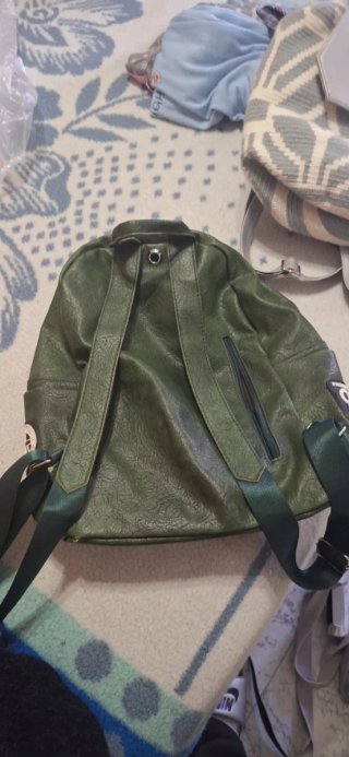 Mochila verde con tachuelas y cremalleras