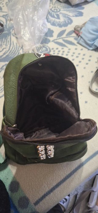 Mochila verde con tachuelas y cremalleras