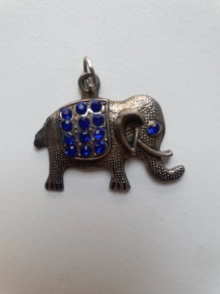Colgante elefante con piedras azules