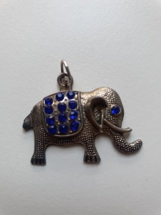 Colgante elefante con piedras azules