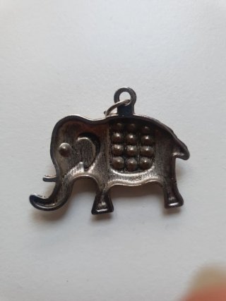 Colgante elefante con piedras azules