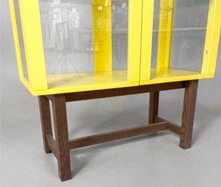 Vitrina expositora cristal y metal amarilla