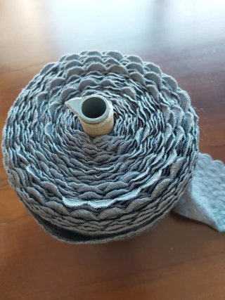 Encaje elástico gris con borde festoneado