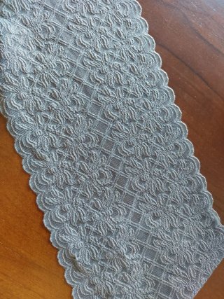 Encaje elástico gris con borde festoneado