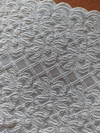 Encaje elástico gris con borde festoneado