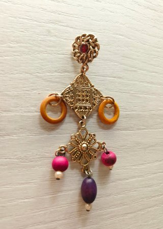 Pendientes dorados colgantes