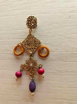 Pendientes dorados colgantes