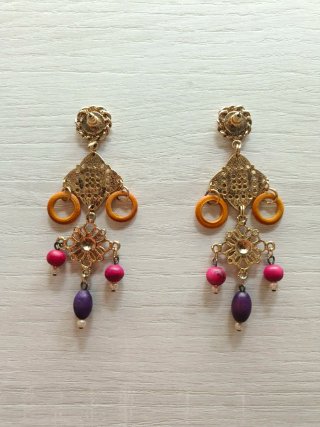Pendientes dorados colgantes