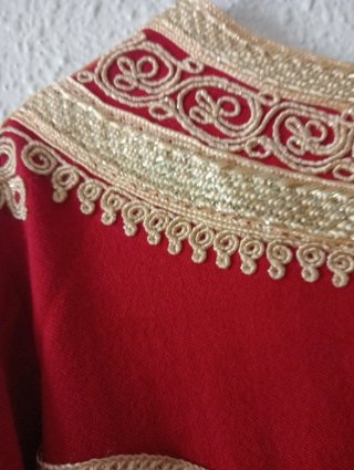 Casaca roja con bordado dorado