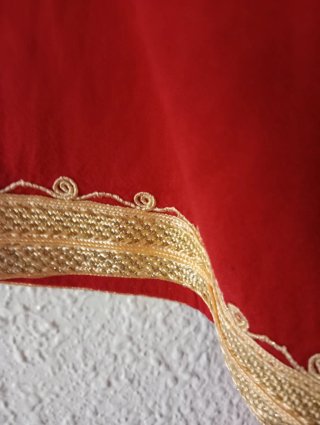 Casaca roja con bordado dorado