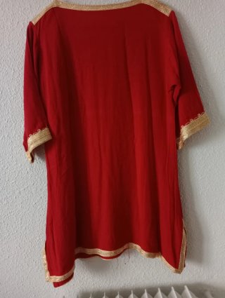 Casaca roja con bordado dorado