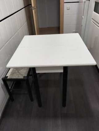 Mesa de cocina con 2 taburetes- traslado