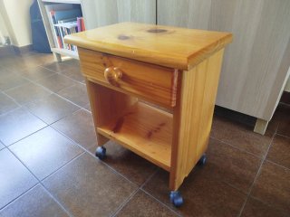 Mesita de noche de madera