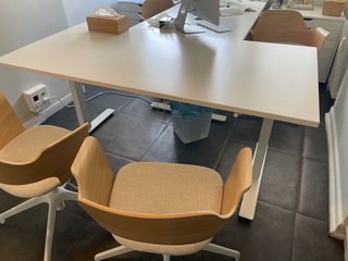Mesa escritorio elevable IKEA TROTTEN blanca