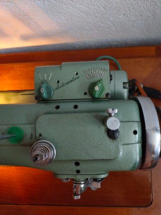 Máquina de coser Refrey