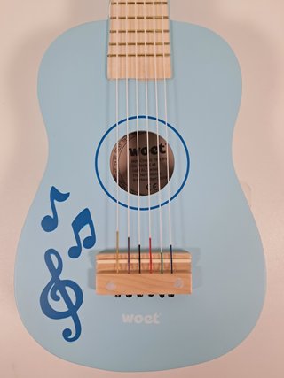 Guitarra de juguete Woet con libro