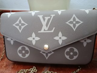 Bolso estilo  Louis Vuitton bandolera gris y beige