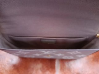 Bolso estilo  Louis Vuitton bandolera gris y beige
