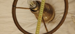 Lampada da tavolo in metallo dorato