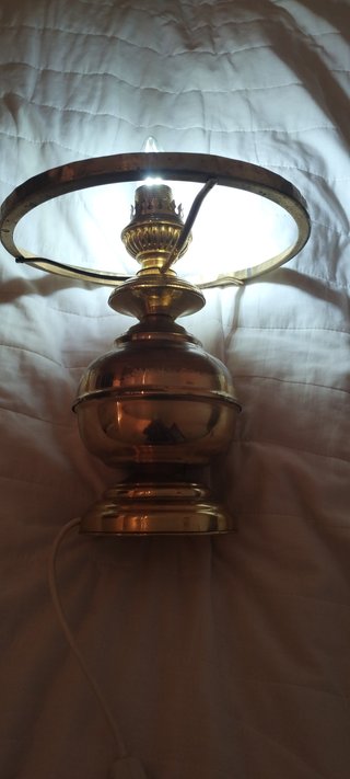 Lampada da tavolo in metallo dorato