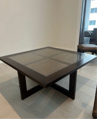 Mesa de centro con taburetes de mimbre