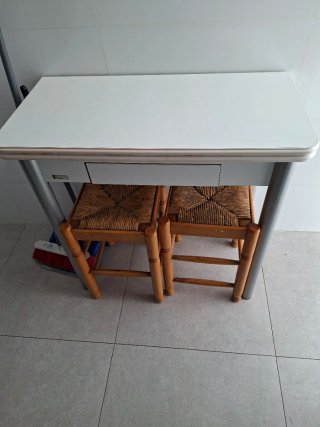 Mesa cocina con 2 taburetes mimbre