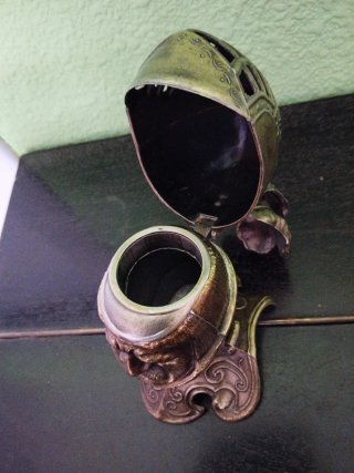 Tintero antiguo con diseño ornamental