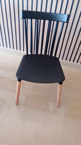 Sillas de comedor negras de PVC y madera