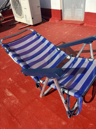 Silla plegable de playa azul y blanca