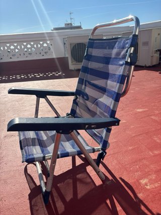Silla plegable de playa azul y blanca