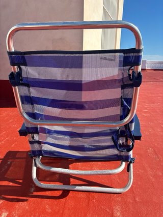 Silla plegable de playa azul y blanca