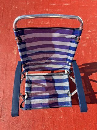 Silla plegable de playa azul y blanca