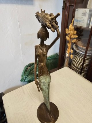 Figura de bronce mujer