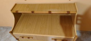 Cómoda, espejo y mesita de noche de madera