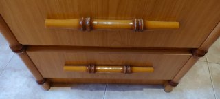 Cómoda, espejo y mesita de noche de madera