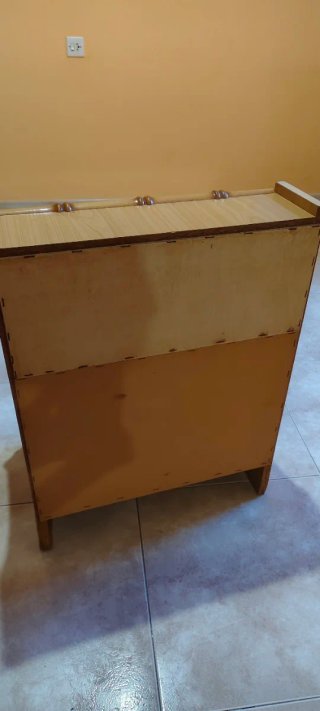 Cómoda, espejo y mesita de noche de madera