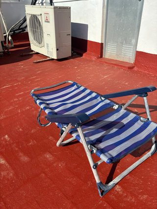Silla plegable playa azul y blanca