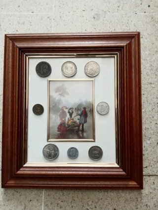 Cuadro con 8 monedas de pesetas